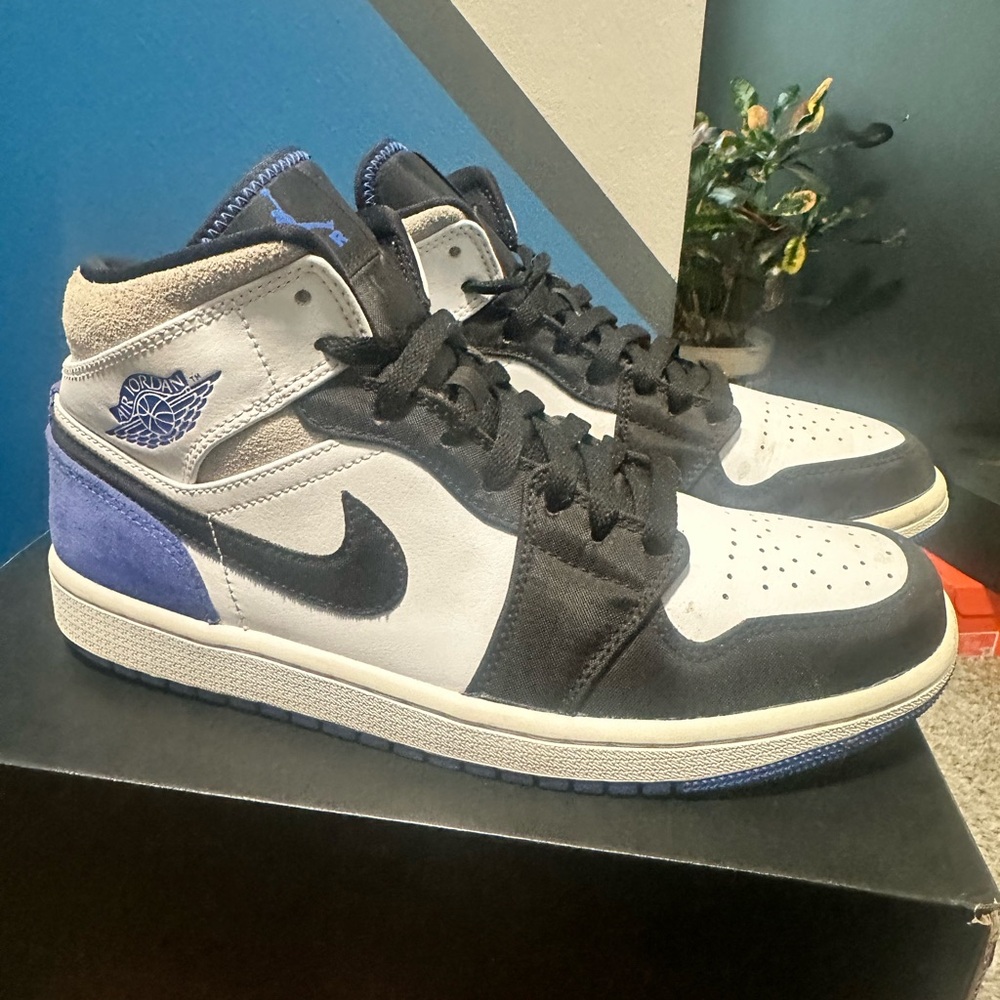 Men's Nike Mid SE Black and Blue Sneakers (Used) size 8.5
